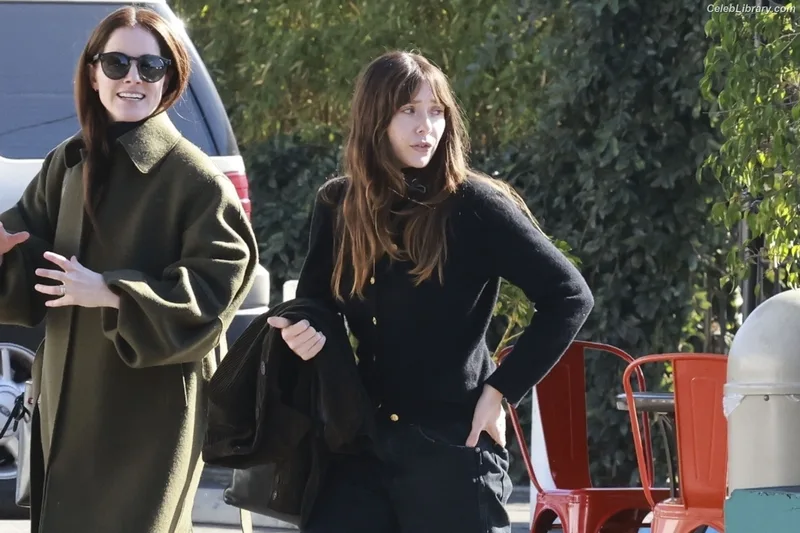 Elizabeth Olsen photo 15 of 2302