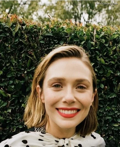 Elizabeth Olsen photo 18 of 2302