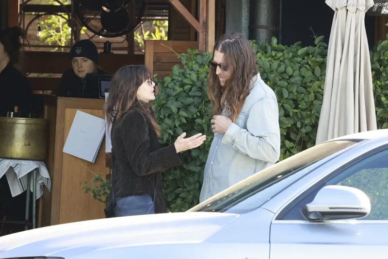 Elizabeth Olsen photo 20 of 2302