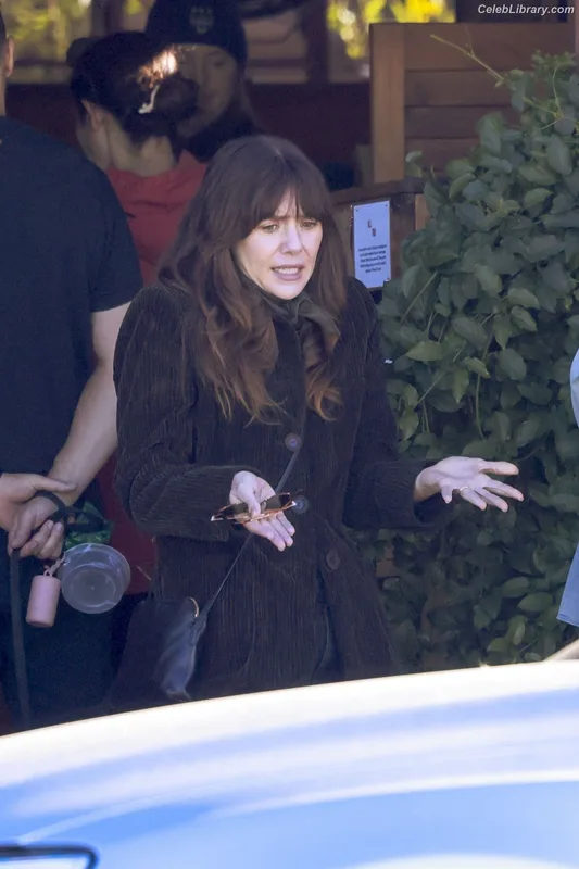 Elizabeth Olsen photo 4 of 2302