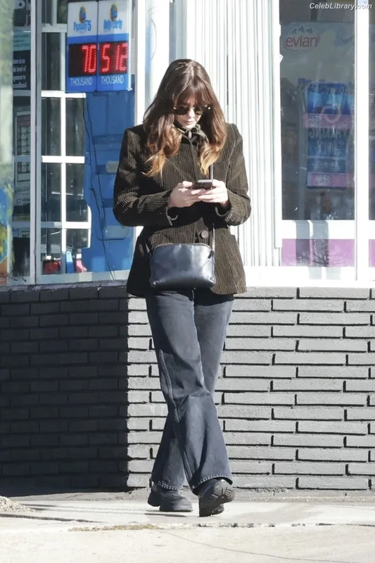 Elizabeth Olsen photo 5 of 2302