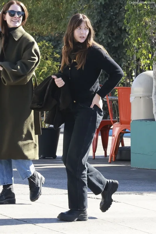 Elizabeth Olsen photo 10 of 2302