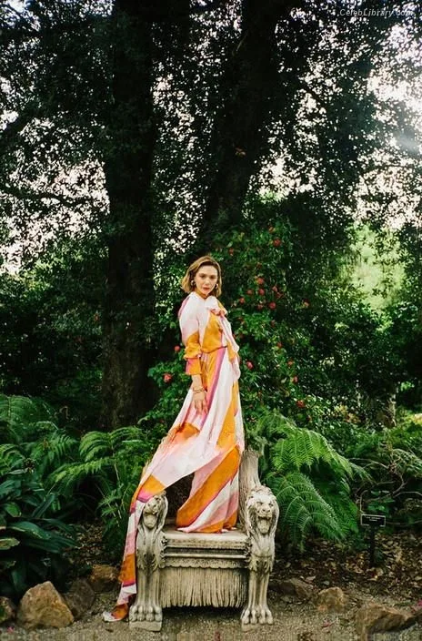 Elizabeth Olsen photo 14 of 2302