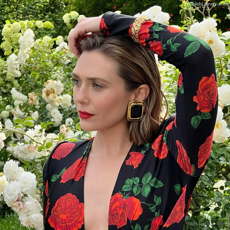 Elizabeth Olsen photo 3 of 2302
