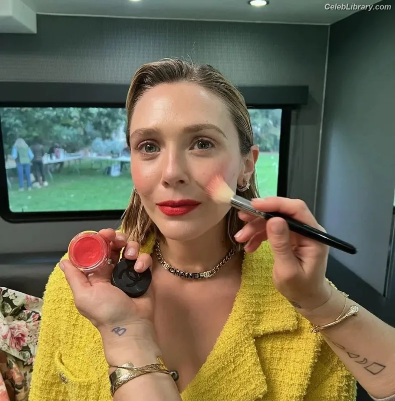 Elizabeth Olsen photo 6 of 2302