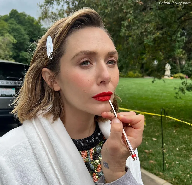 Elizabeth Olsen photo 8 of 2302