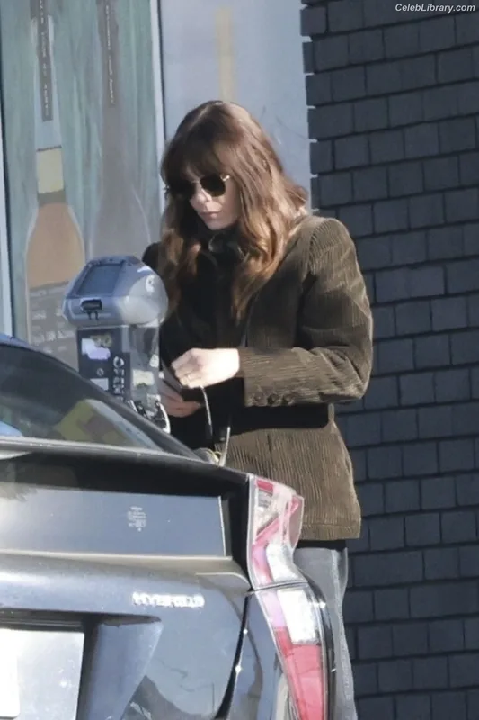Elizabeth Olsen photo 12 of 2302
