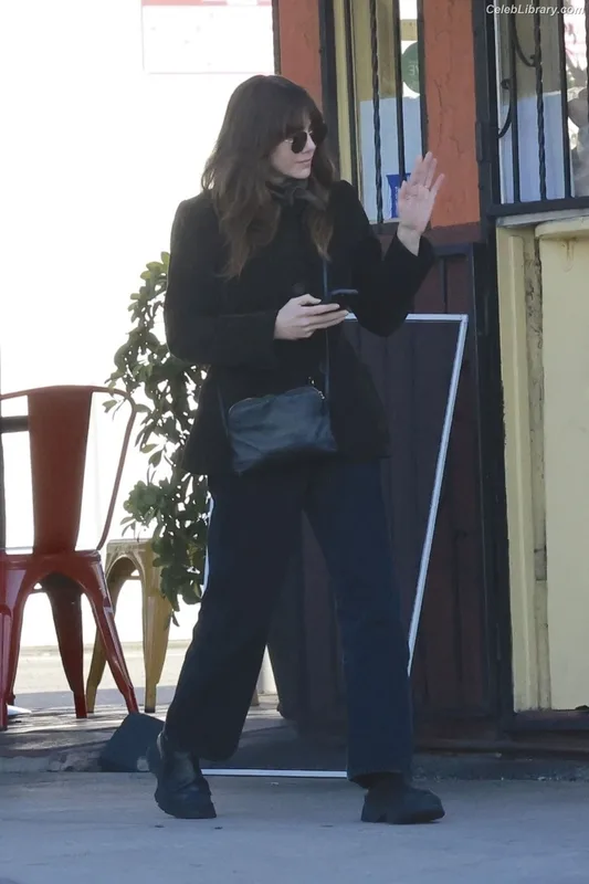Elizabeth Olsen photo 18 of 2302