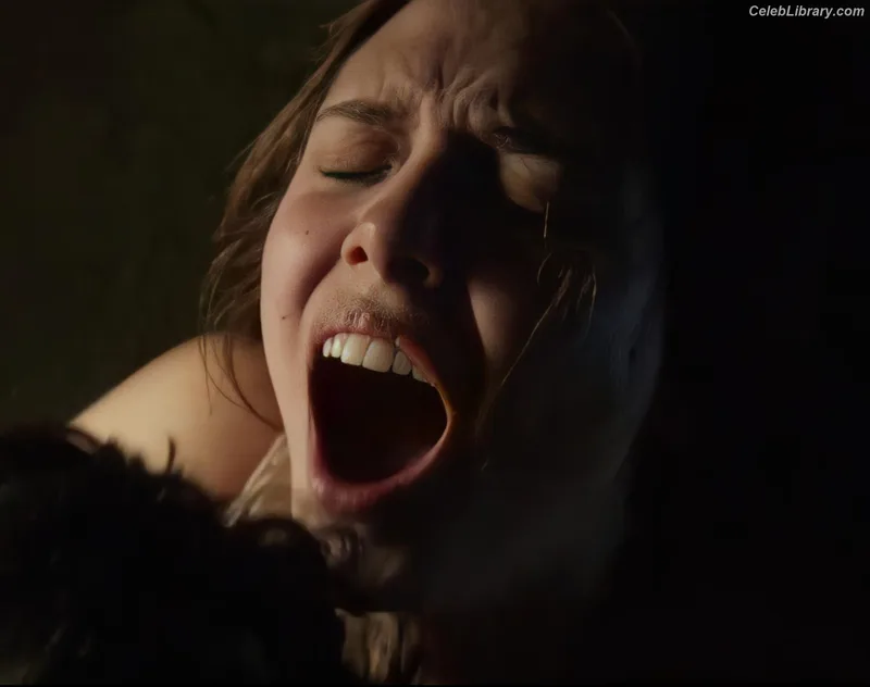 Elizabeth Olsen photo 5 of 2302