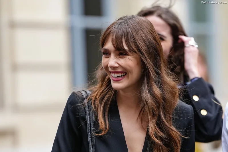 Elizabeth Olsen photo 6 of 2302