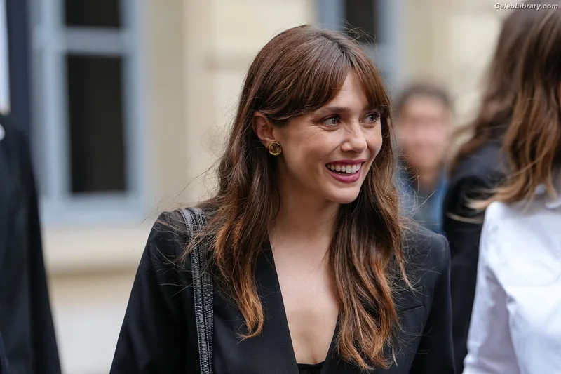 Elizabeth Olsen photo 7 of 2302