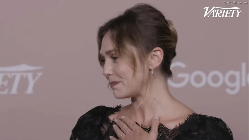 Elizabeth Olsen photo 9 of 2302