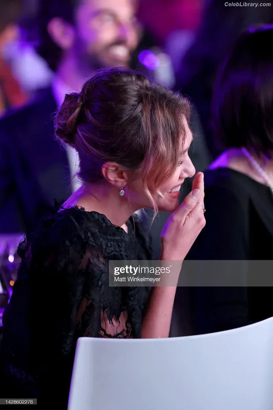 Elizabeth Olsen photo 16 of 2302