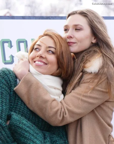 Elizabeth Olsen photo 1 of 2302