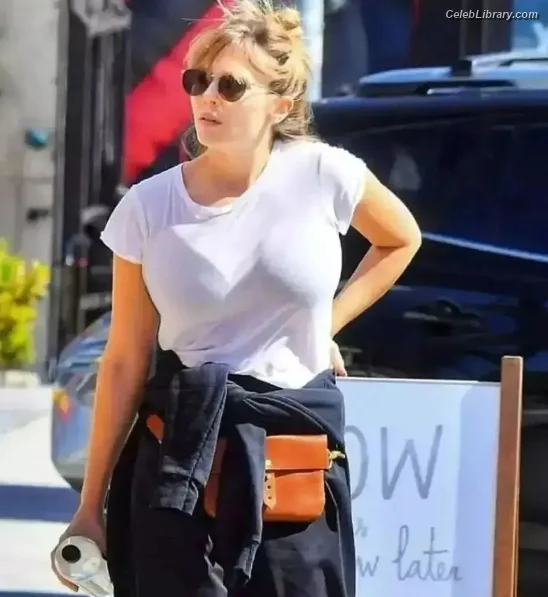Elizabeth Olsen photo 8 of 2302