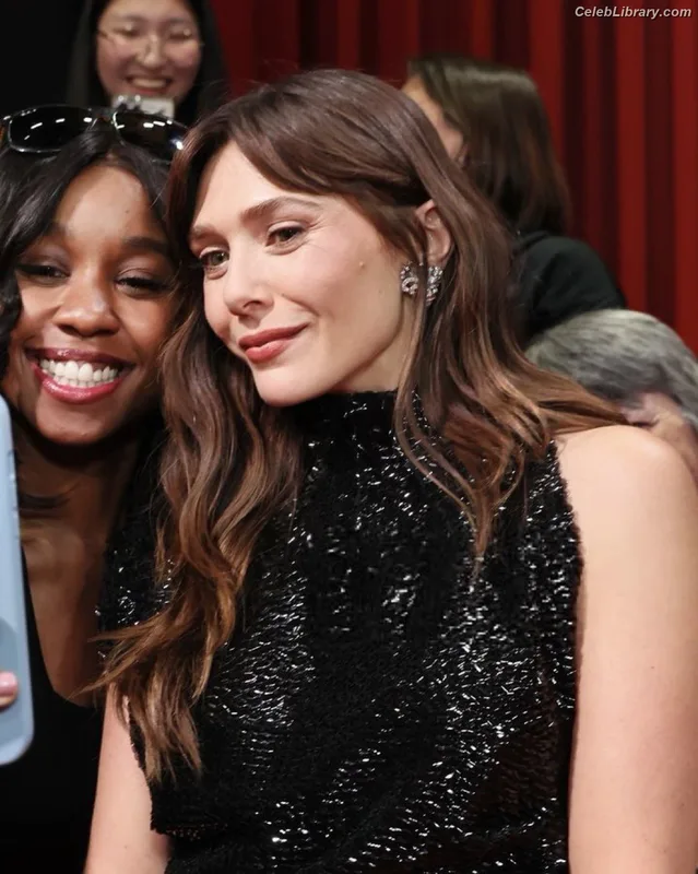 Elizabeth Olsen photo 1 of 2302