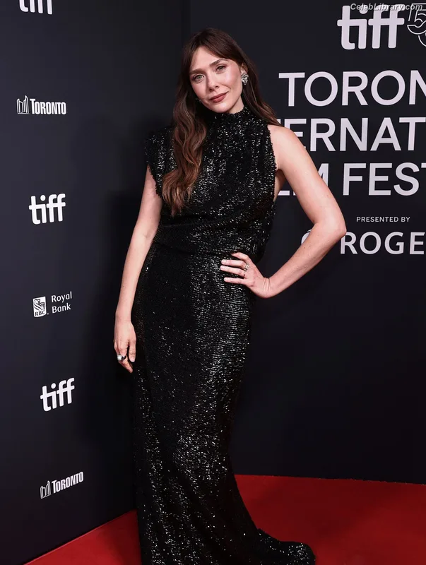 Elizabeth Olsen photo 5 of 2302