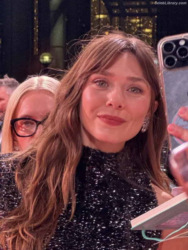 Elizabeth Olsen photo 12 of 2302