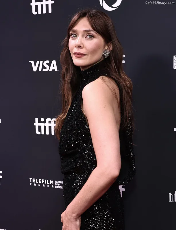 Elizabeth Olsen photo 18 of 2302