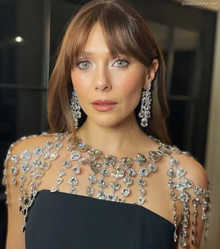 Elizabeth Olsen photo 21 of 2302