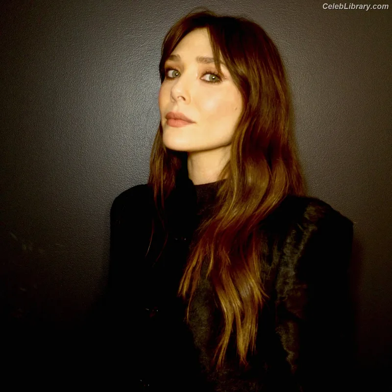 Elizabeth Olsen photo 7 of 2302