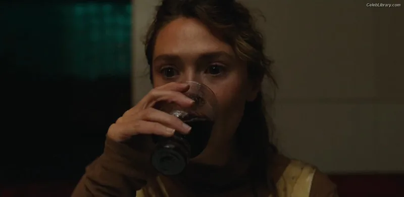 Elizabeth Olsen photo 1 of 2302