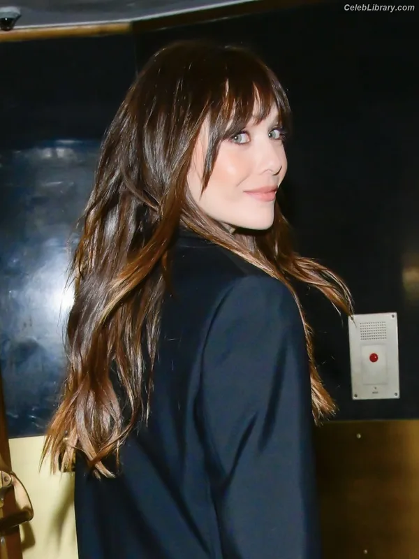 Elizabeth Olsen photo 19 of 2302