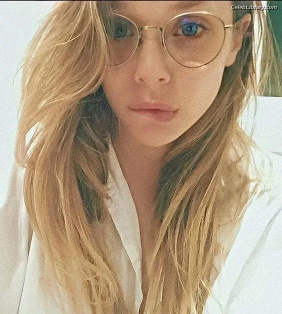 Elizabeth Olsen photo 8 of 2302