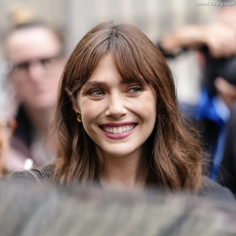 Elizabeth Olsen photo 10 of 2302