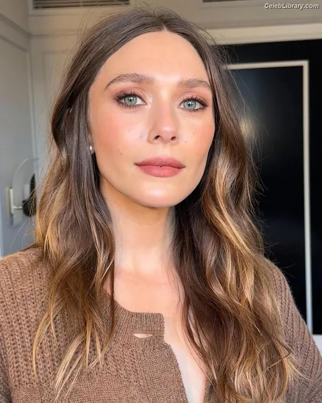 Elizabeth Olsen photo 2 of 2302