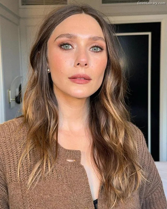 Elizabeth Olsen photo 3 of 2302
