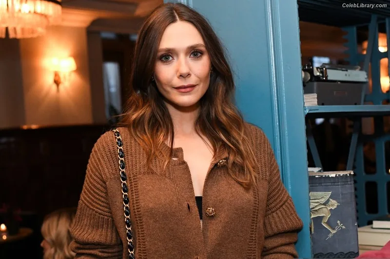 Elizabeth Olsen photo 4 of 2302