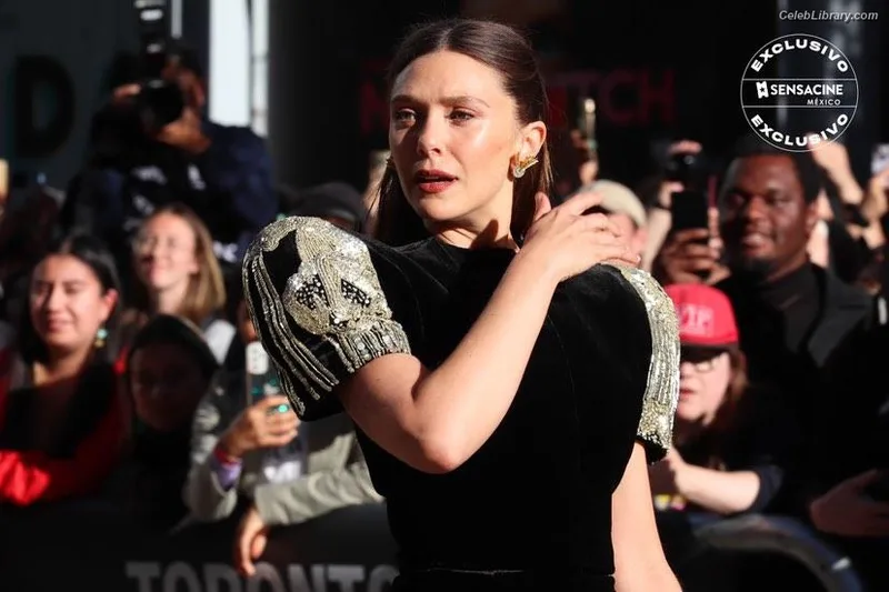 Elizabeth Olsen photo 9 of 2302
