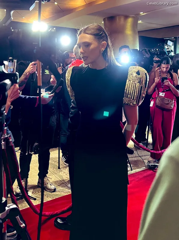 Elizabeth Olsen photo 15 of 2302