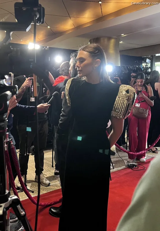 Elizabeth Olsen photo 16 of 2302