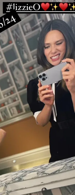 Elizabeth Olsen photo 20 of 2302