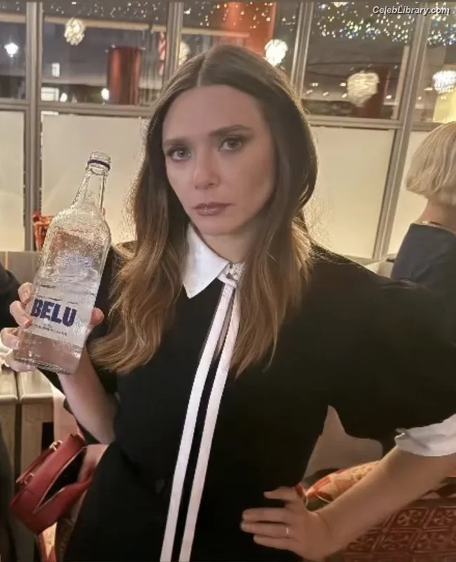 Elizabeth Olsen photo 21 of 2302