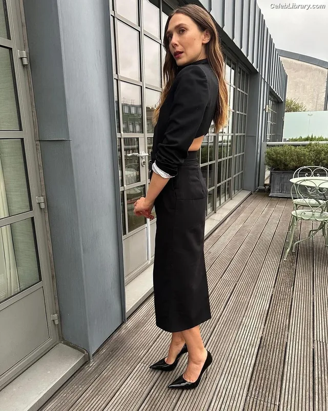 Elizabeth Olsen photo 2 of 2302