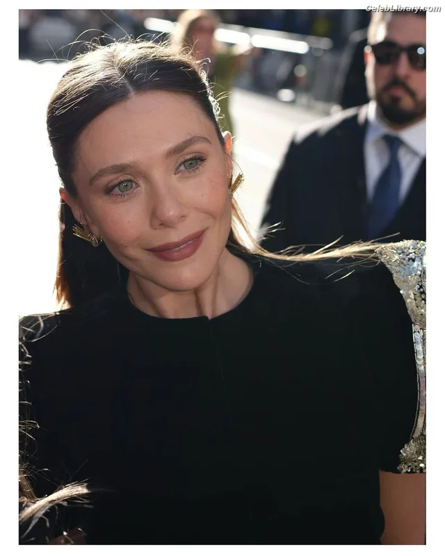 Elizabeth Olsen photo 2 of 2302