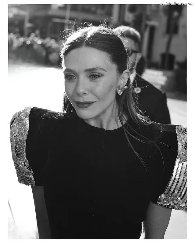 Elizabeth Olsen photo 3 of 2302