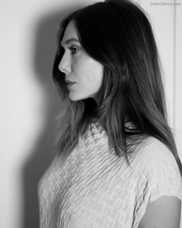 Elizabeth Olsen photo 14 of 2302
