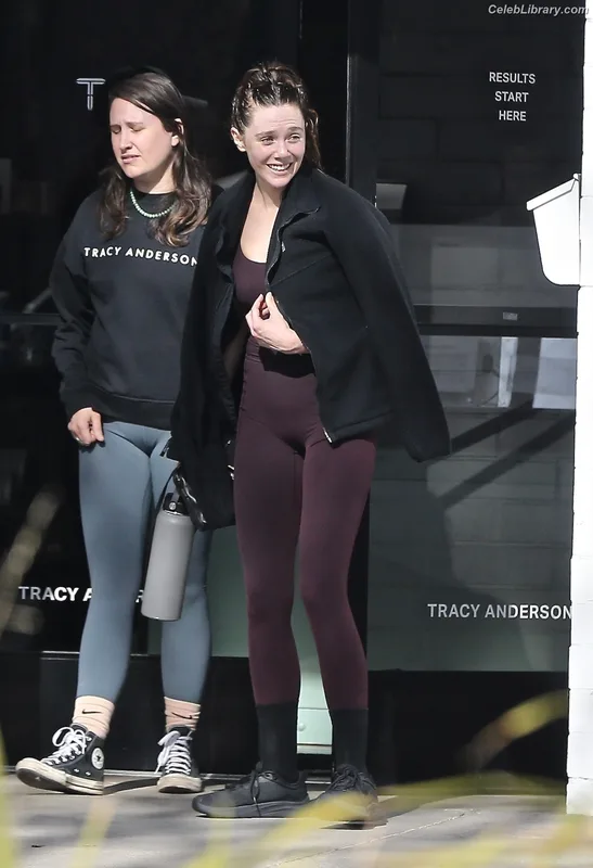 Elizabeth Olsen photo 1 of 2302