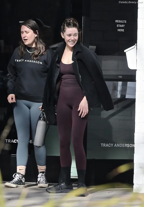Elizabeth Olsen photo 2 of 2302
