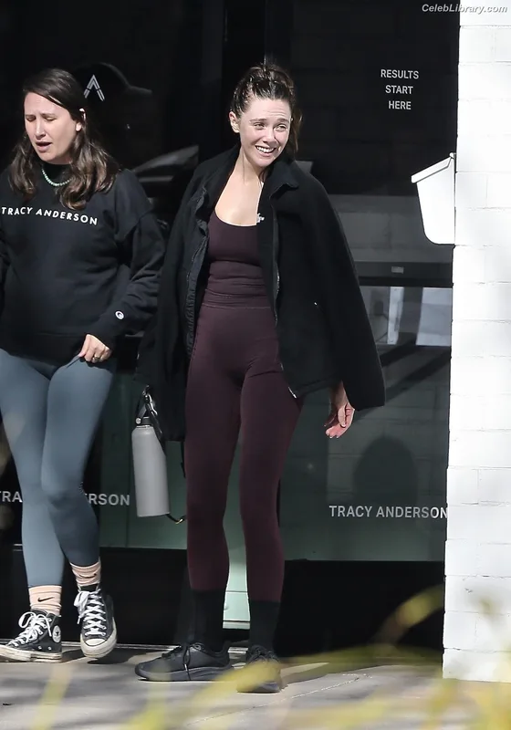 Elizabeth Olsen photo 3 of 2302