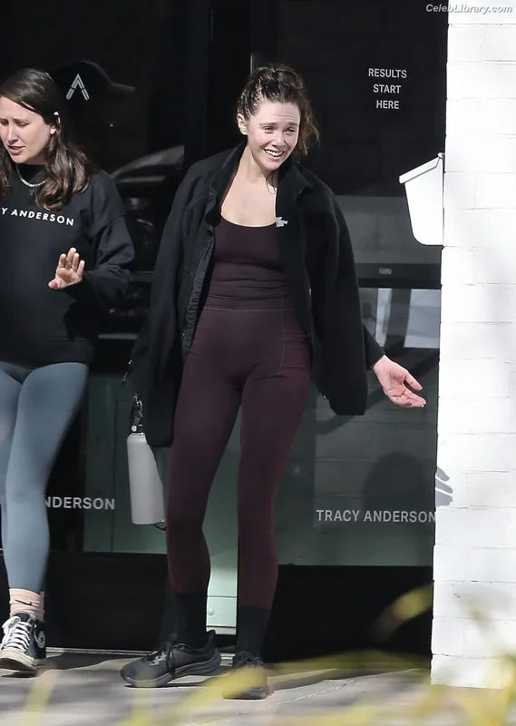 Elizabeth Olsen photo 4 of 2302