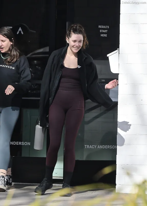 Elizabeth Olsen photo 6 of 2302