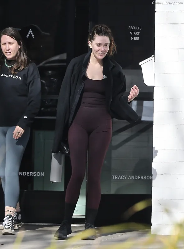 Elizabeth Olsen photo 8 of 2302