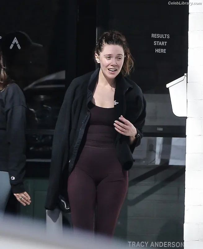 Elizabeth Olsen photo 9 of 2302