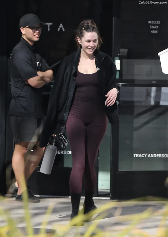 Elizabeth Olsen photo 10 of 2302