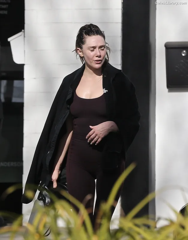 Elizabeth Olsen photo 12 of 2302